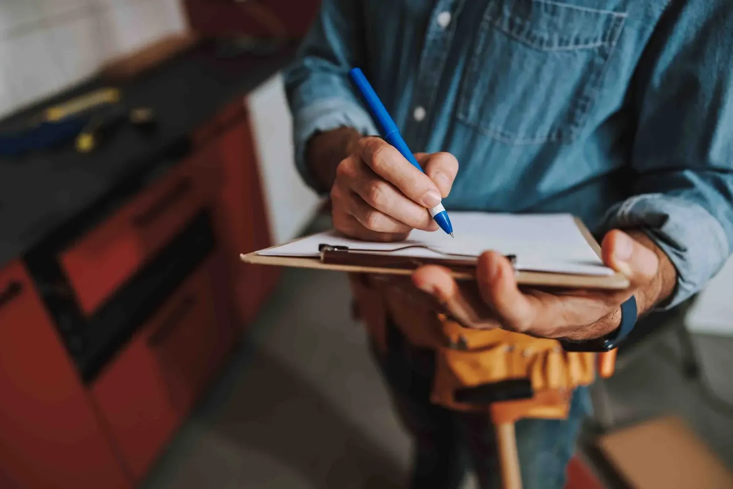 Max Pflughaupt - Hausmeisterservice - Notizen bei Reparaturarbeiten machen stockfoto